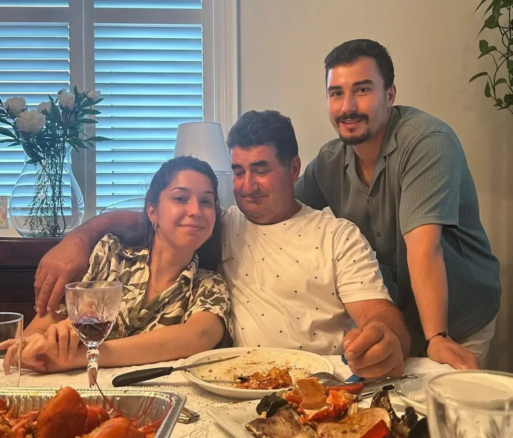 Daniela Furtado with her brother and father.
